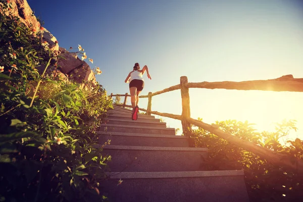 Mujer corriendo arriba en escaleras —  Fotos de Stock