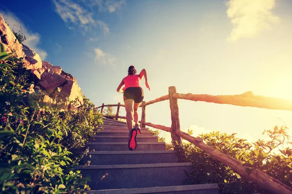 Mujer corriendo arriba en escaleras —  Fotos de Stock