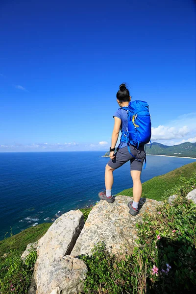 Mujer en la costa montaña roca — Foto de Stock