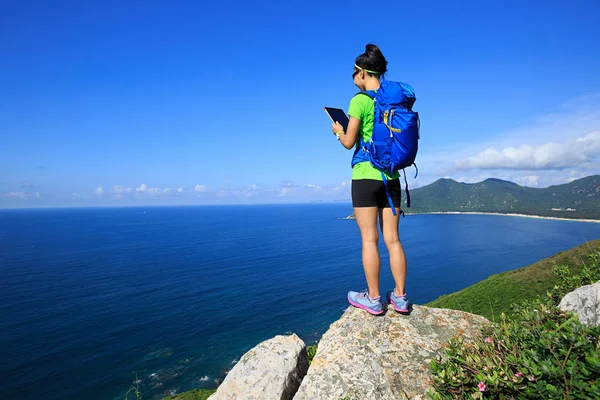 Jeune femme utilisant une tablette numérique — Photo