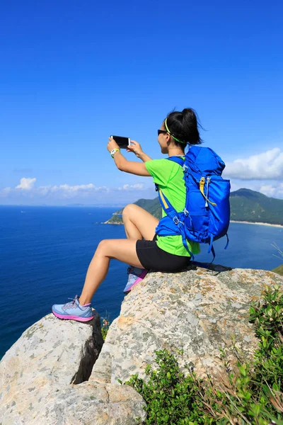 Молодая женщина с помощью смартфона — стоковое фото