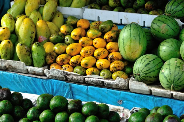 Färsk frukt på marknaden — Stockfoto