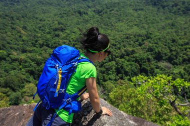 Genç kadın dağ cliff üzerinde yalan
