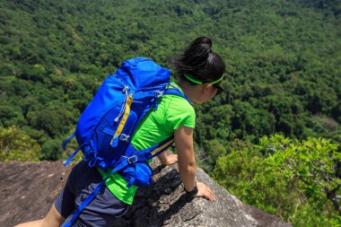 Genç kadın dağ cliff üzerinde yalan