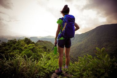 genç kadın backpacker