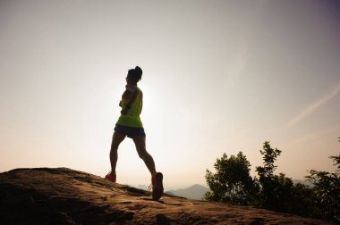 Dağda çalışan genç kadın 