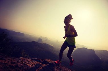  dağ üzerinde çalışan kadın  