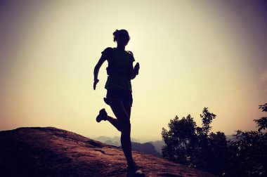 Dağda çalışan genç kadın 