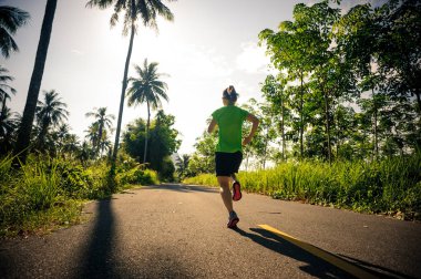 orman yolu çalışan kadın