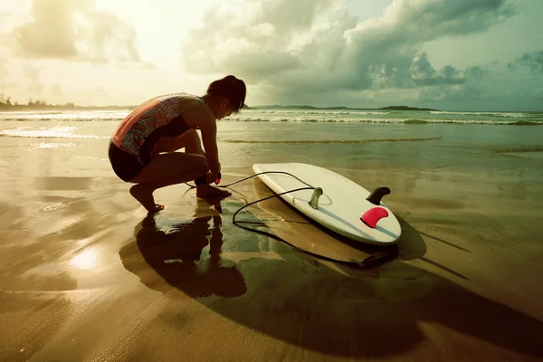 Junge Frau mit Surfbrett — Stockfoto