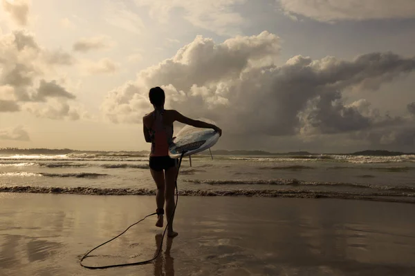 Mladá žena se surfy — Stock fotografie