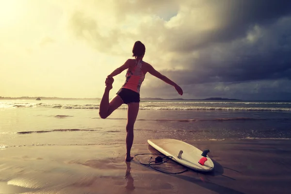 Молодая женщина с доской для серфинга — стоковое фото