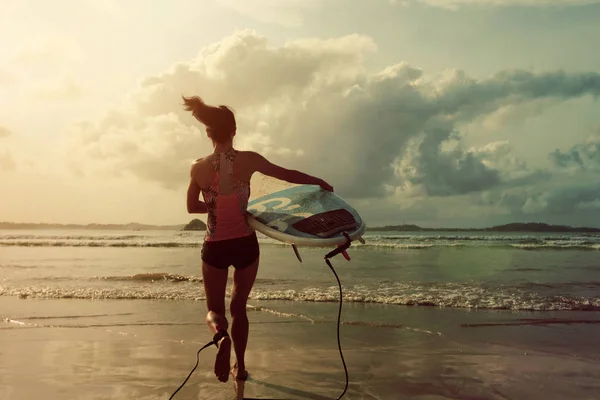 Mujer joven con tabla de surf — Foto de Stock