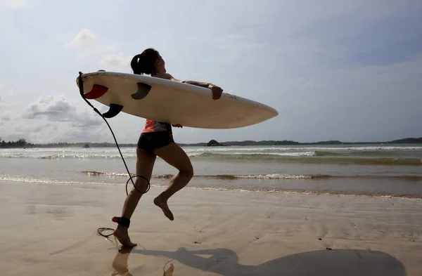 Giovane donna con tavola da surf — Foto Stock