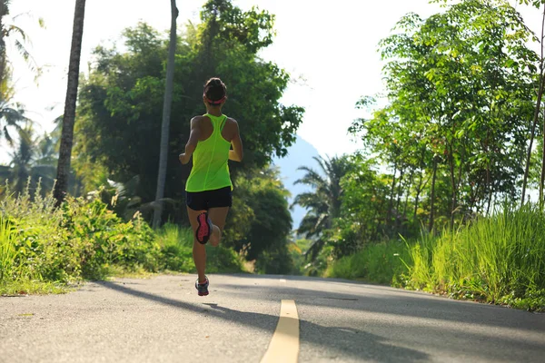 Woman running at forest trail — Stock Photo, Image