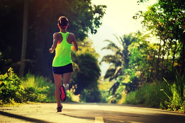 Young woman running at forest trail — Stock Photo, Image