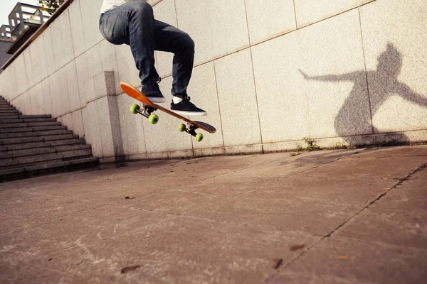 Skateboarder fährt Skateboard — Stockfoto