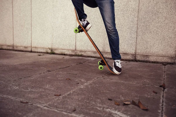 Skateboarder paardrijden skateboard — Stockfoto