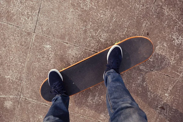 Skateboarder equitazione skateboard — Foto Stock