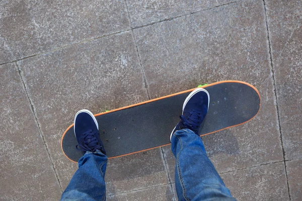 Skateboarder équitation skateboard — Photo