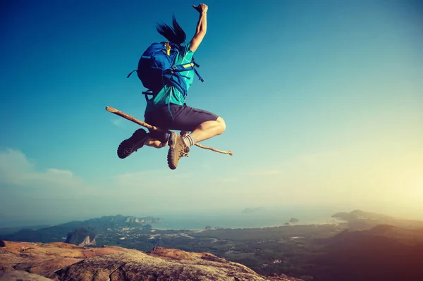 Kvinna hoppa på bergets topp — Stockfoto