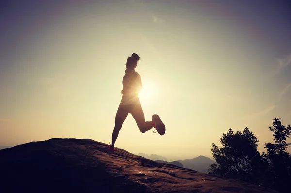 Young woman running on mountain — Stock Photo, Image