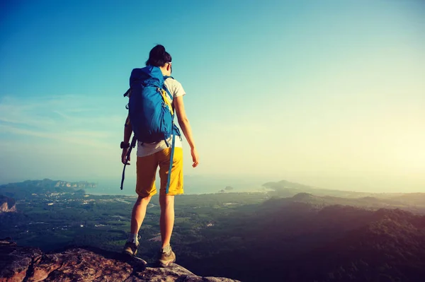 Mujer joven en la cima de la montaña — Foto de Stock