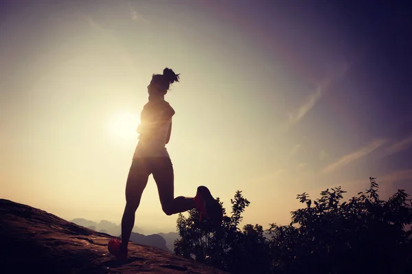 山で走っている若い女性 — ストック写真