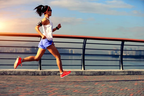 Joven corriendo a la orilla del mar — Foto de Stock