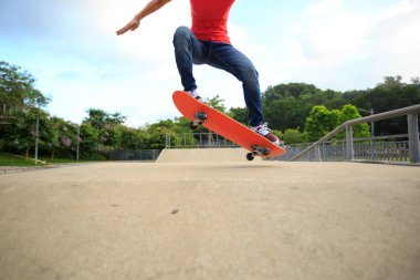 Kaykaycı bacaklar kaykay sürme