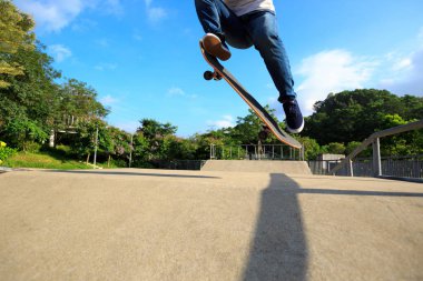 Genç kaykaycı kaykay parkında