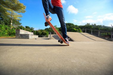 Kaykaycı bacaklar kaykay sürme  