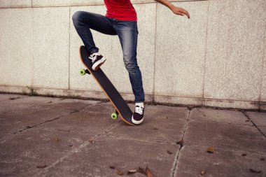 Genç kaykaycı Park'ta pratik