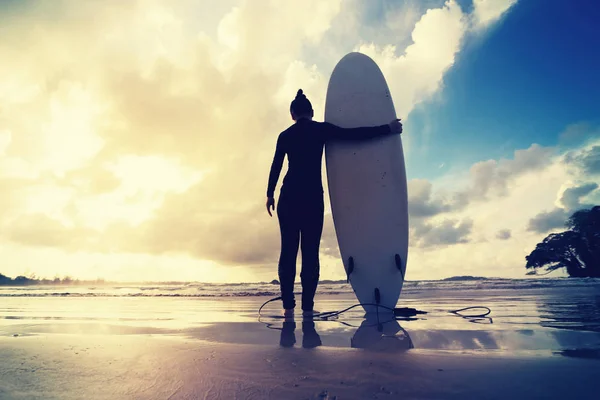 Jeune femme avec planche de surf — Photo