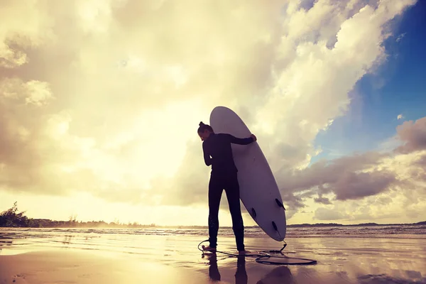 Jonge vrouw met surfplank — Stockfoto