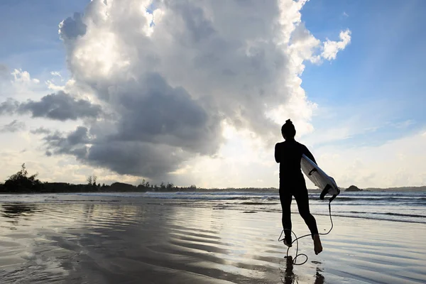 Jonge vrouw met surfplank — Stockfoto