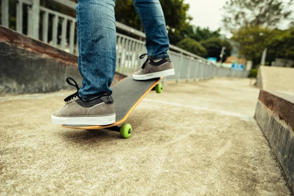 Skateboardista nohy na koni skateboard — Stock fotografie