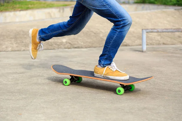 Skateboarder gambe equitazione skateboard — Foto Stock