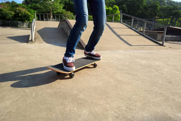 Skateboardista nohy na koni skateboard — Stock fotografie