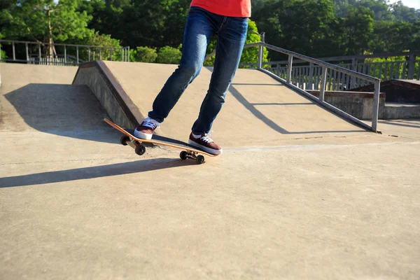 Skateboarder legs riding skateboard — Stock Photo, Image