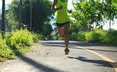 iz üzerinde çalışan genç bir kadın