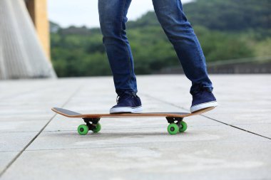 Genç kaykaycı Park'ta pratik