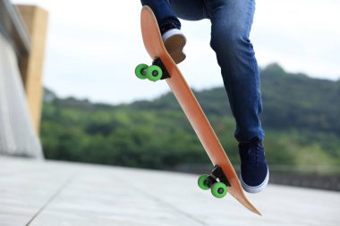 Genç kaykaycı Park'ta pratik