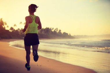 Kumsalda çalışan genç kadın