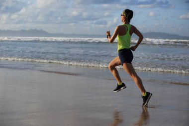 Kumsalda çalışan genç kadın