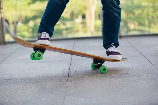 Jonge skateboarder beoefenen op park — Stockfoto