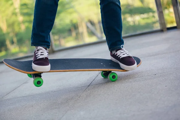 Joven patinador practicando en el parque — Foto de Stock