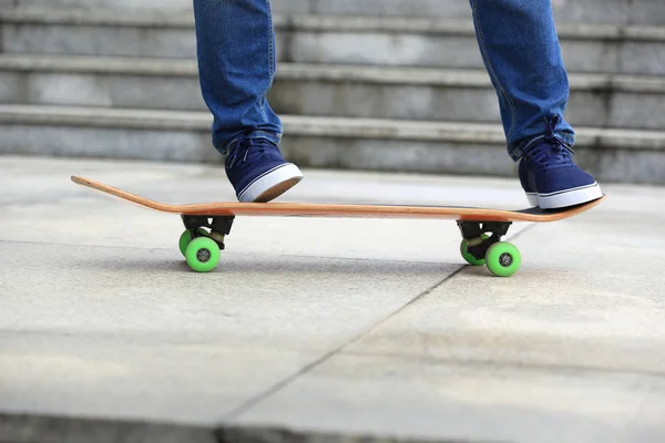 Junge Skateboarderin übt im Park — Stockfoto