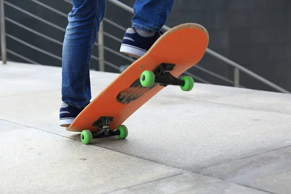 Junge Skateboarderin übt im Park — Stockfoto