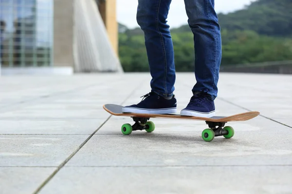 Mladý americký skateboardista v parku — Stock fotografie